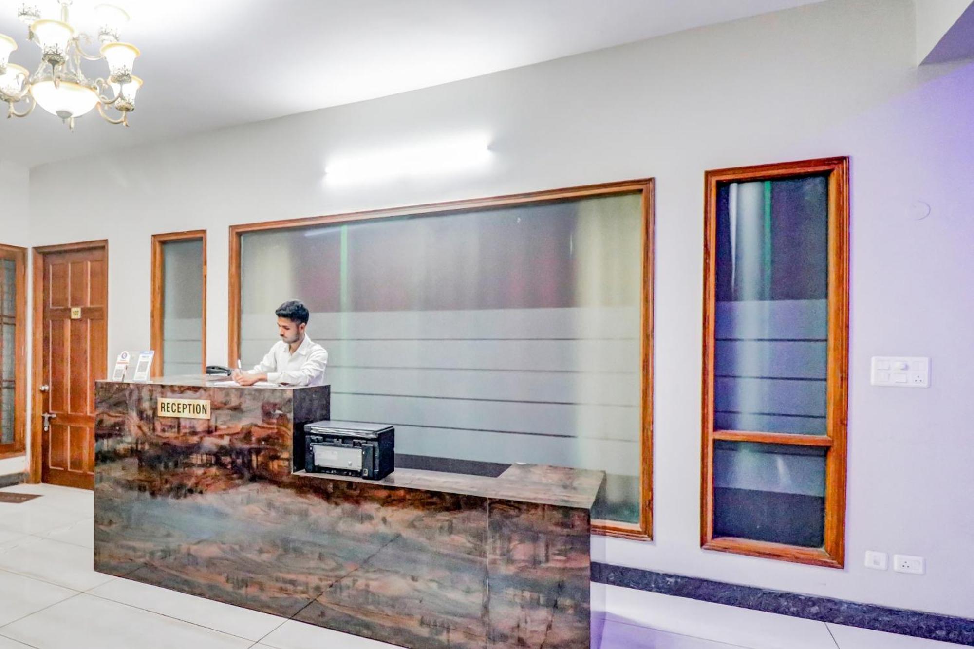 Hotel O Tokyo Chinhat Kültér fotó