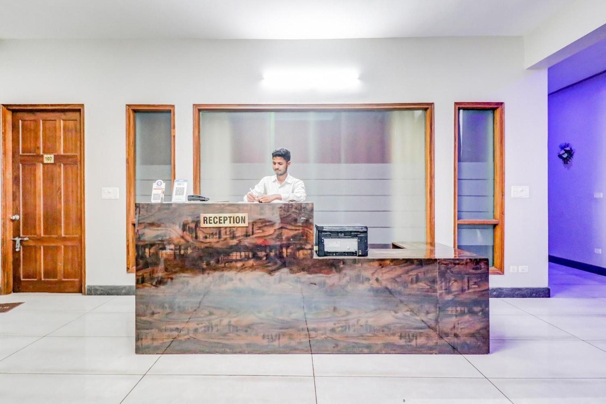 Hotel O Tokyo Chinhat Kültér fotó